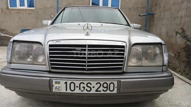 Mercedes 220 E-1