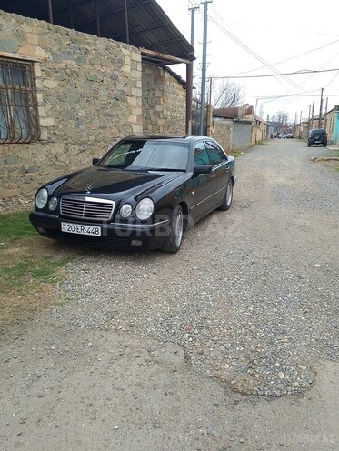 Mercedes E 240-1