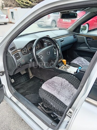 Mercedes E 320-6