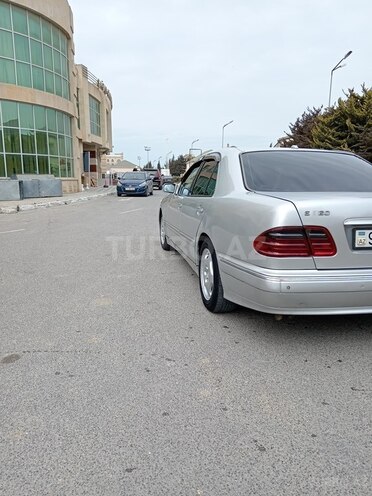 Mercedes E 320-8