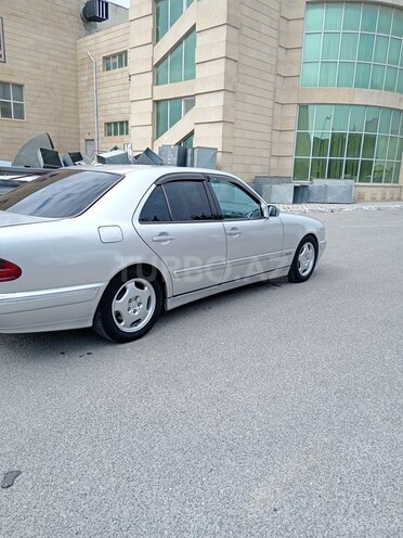 Mercedes E 320-11