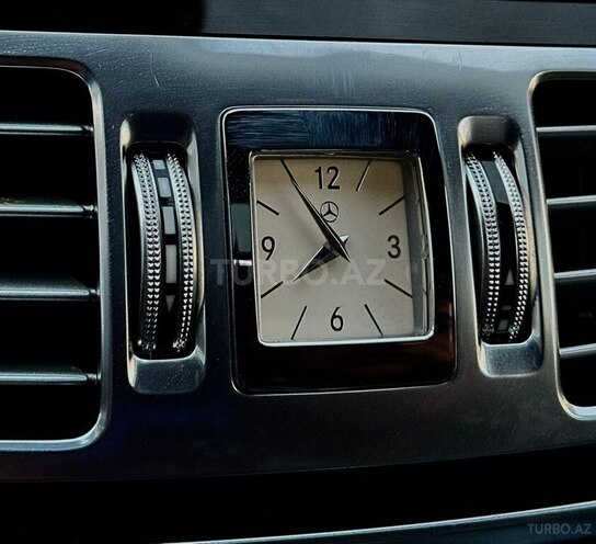 Mercedes E 220-11