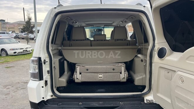 Mitsubishi Pajero-12