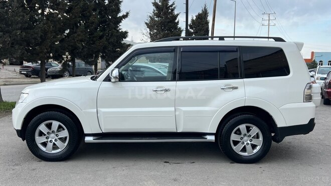 Mitsubishi Pajero-4