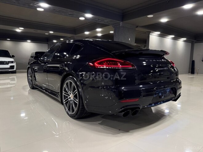 Porsche Panamera GTS-8