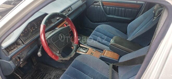 Mercedes 220 E-18