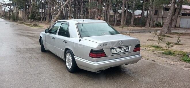 Mercedes 220 E-12
