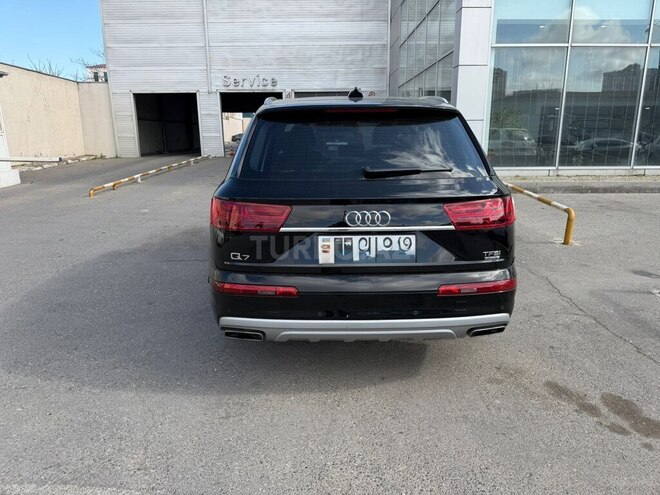Audi Q7-4