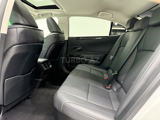 Lexus ES 300h-12