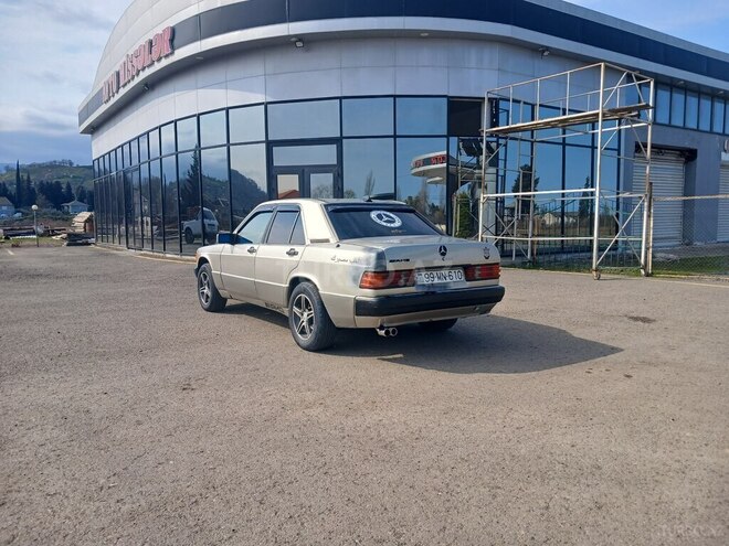 Mercedes 190-2