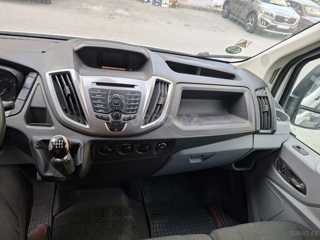 Ford Transit-13