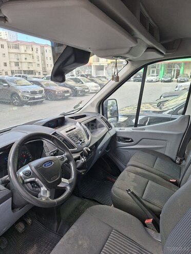 Ford Transit-12