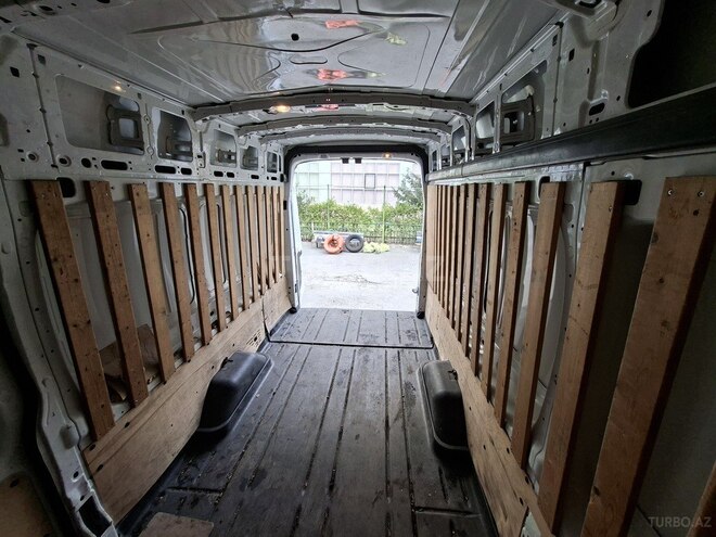 Ford Transit-8