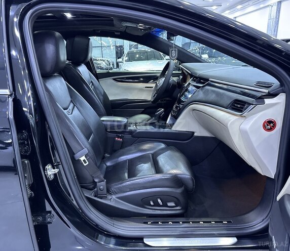 Cadillac XTS-12