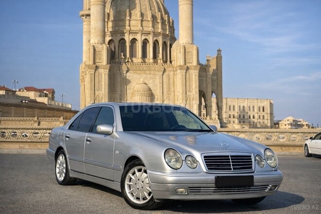Mercedes E 220-1
