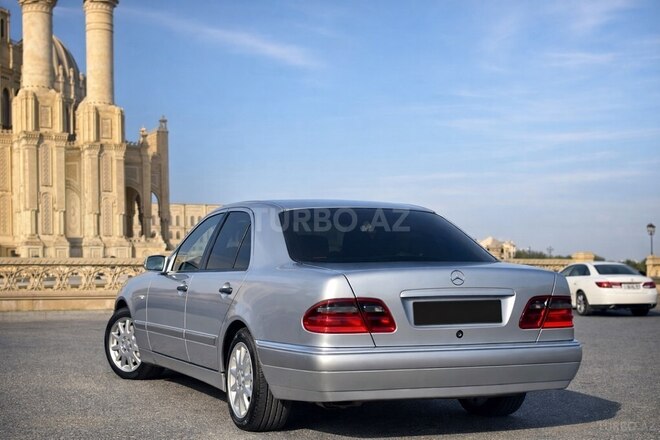 Mercedes E 220-3