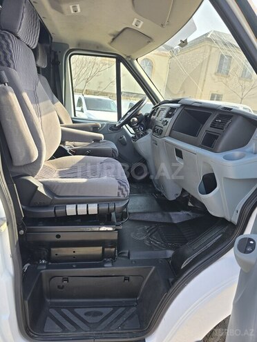Ford Transit-16