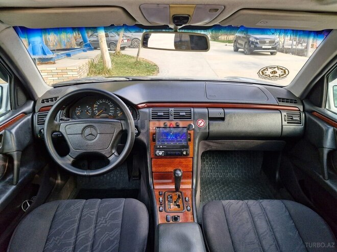 Mercedes E 240 1998, 318,000 km - 2.4 l - Şirvan