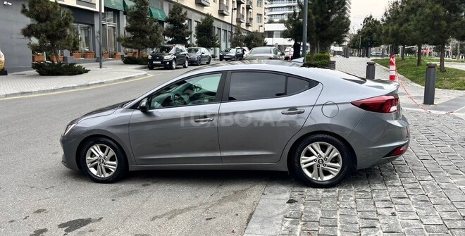 Hyundai Elantra-12