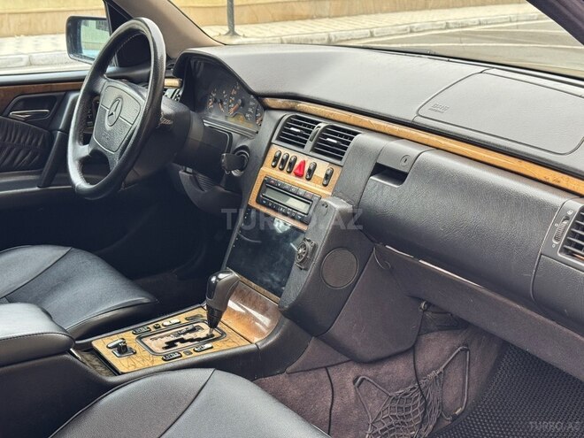 Mercedes E 240 1999, 212,000 km - 2.4 l - Sumqayıt