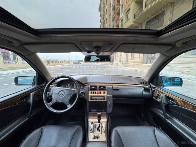 Mercedes E 240 1999, 212,000 km - 2.4 l - Sumqayıt