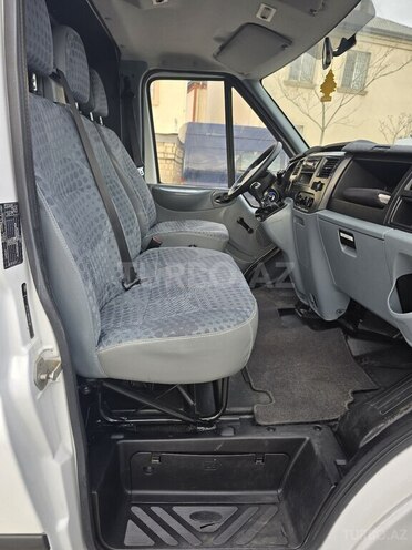 Ford Transit-10