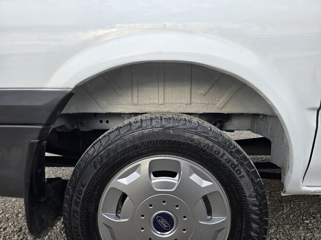 Ford Transit-13