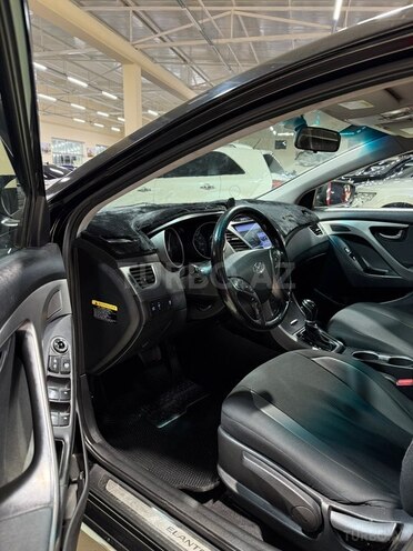 Hyundai Elantra-11
