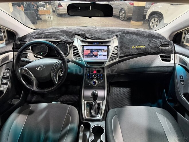 Hyundai Elantra-13