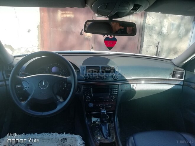Mercedes E 220-11