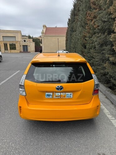 Toyota Prius V-2
