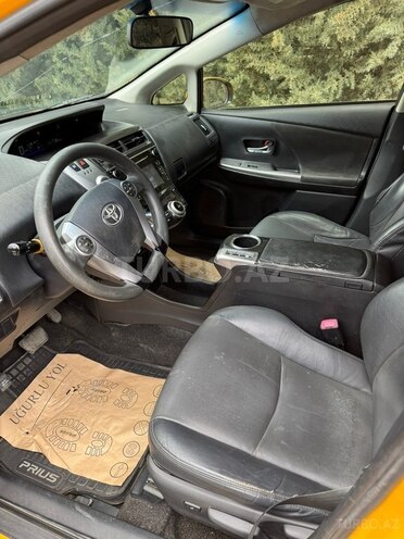Toyota Prius V-4