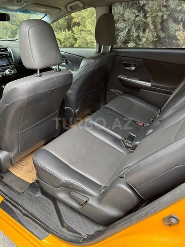 Toyota Prius V-5