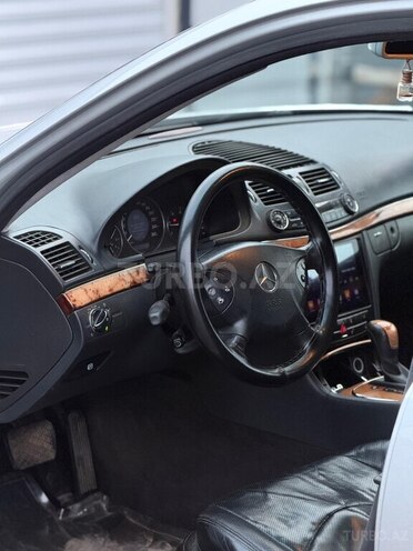 Mercedes E 270-9