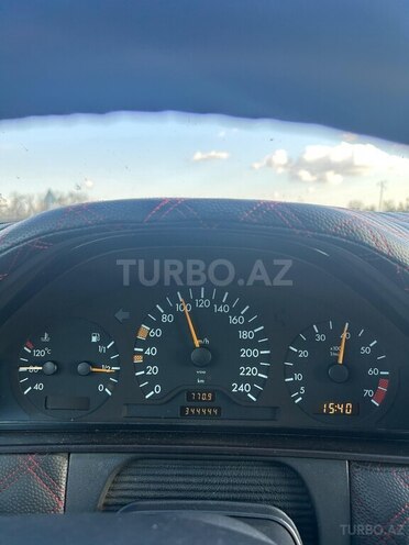 Mercedes E 320-7