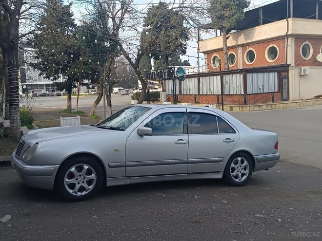 Mercedes E 320-6