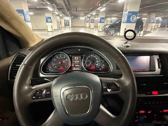 Audi Q7-9