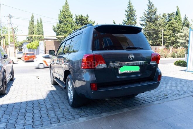 Toyota Land Cruiser-9