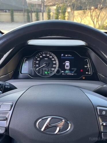 Hyundai IONIQ-13