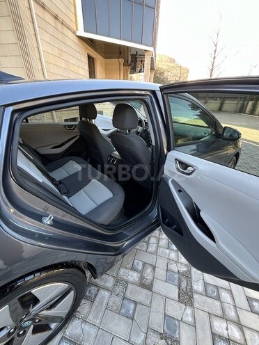 Hyundai IONIQ-10
