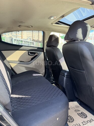 Hyundai Elantra-8