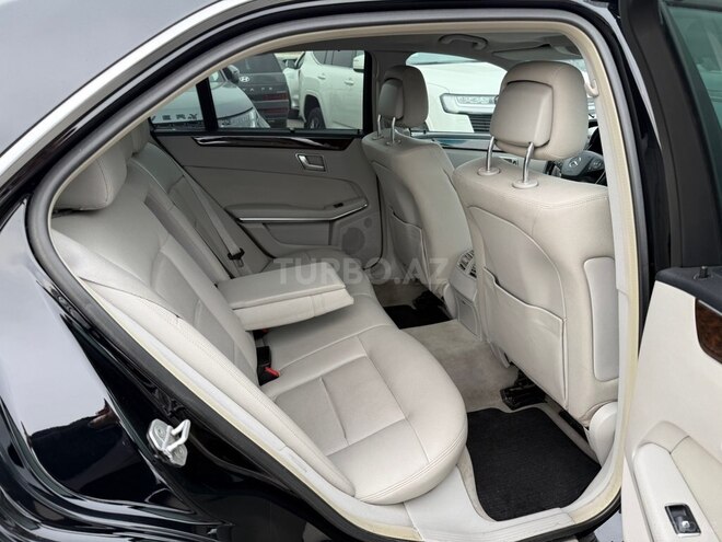 Mercedes E 220-21