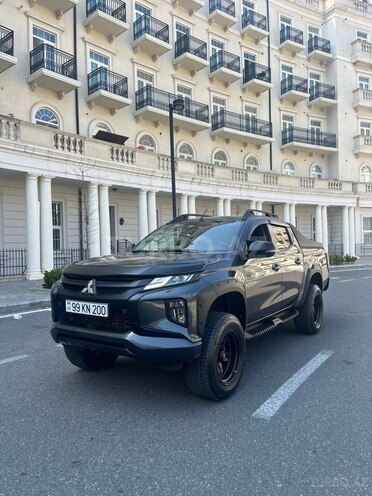 Mitsubishi L200-1