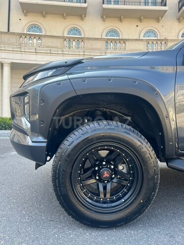 Mitsubishi L200-13