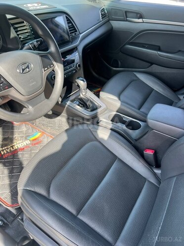 Hyundai Elantra-12