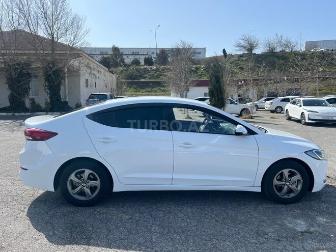 Hyundai Elantra-4