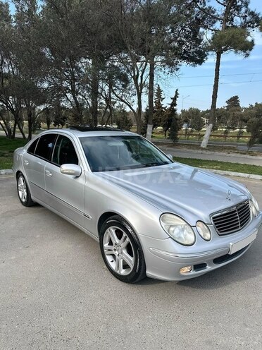 Mercedes E 270-1