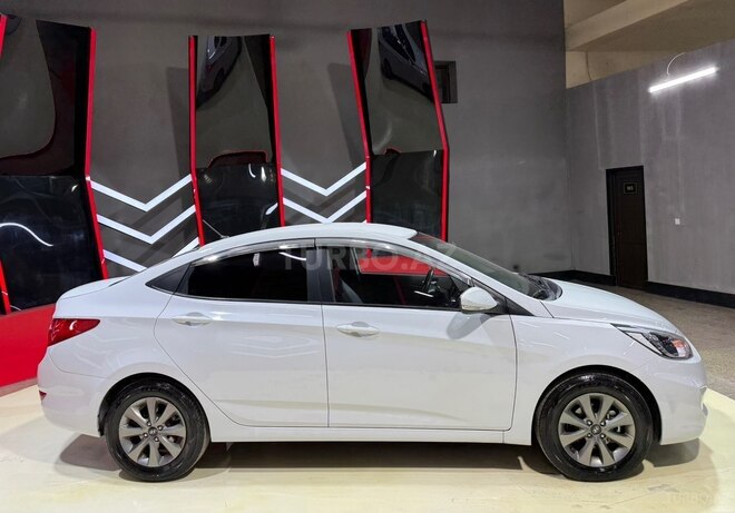 Hyundai Accent-7