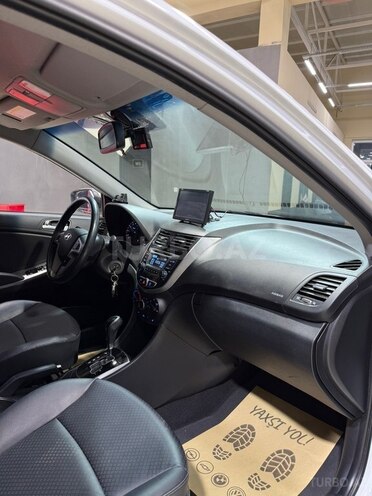 Hyundai Accent-12