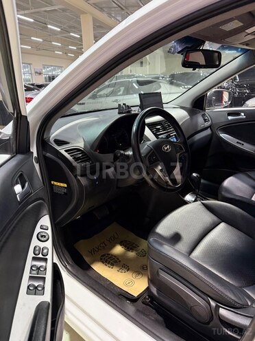 Hyundai Accent-11